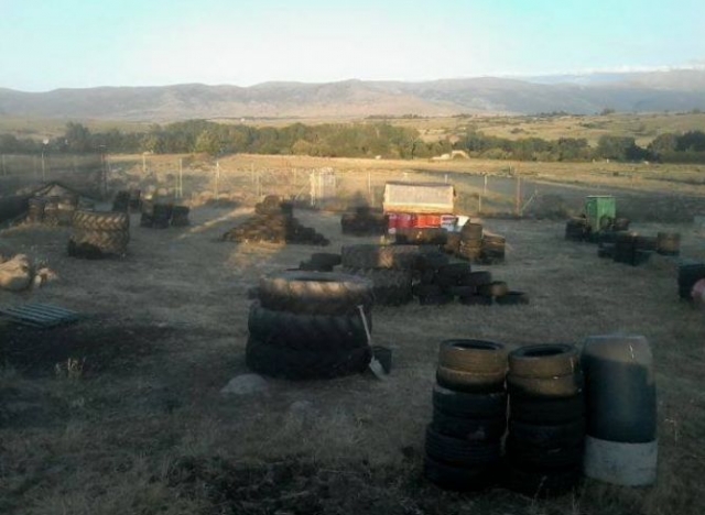 campo lleno de ruedas